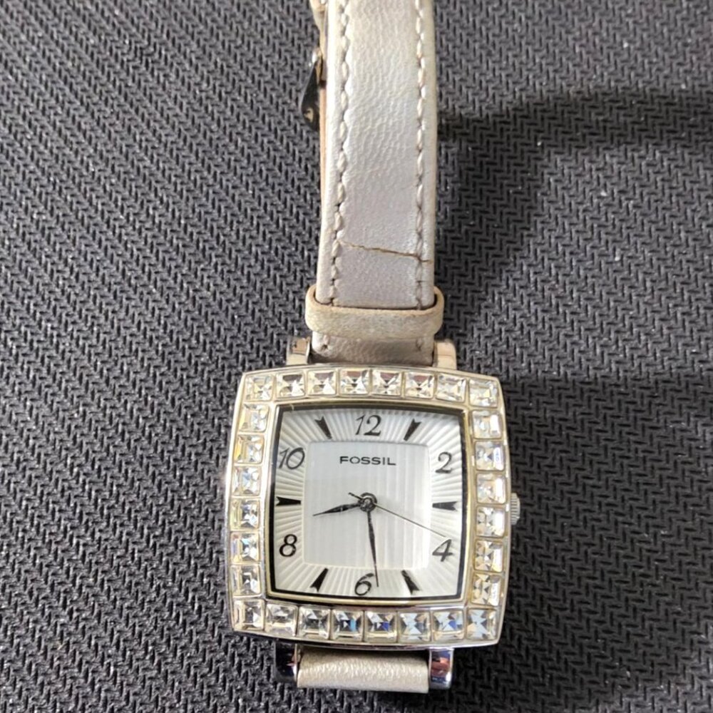 vintage womans f-2 fossil es-143 stainless steel silver tone wrist watch.